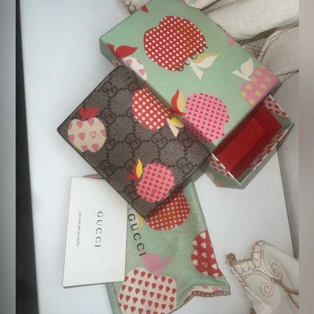 Gucci le pomme apple heart print wallet w| box